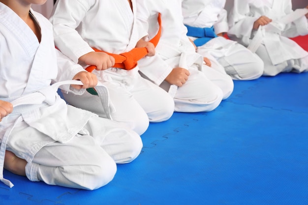 Kleine Kinder, die Karategi im Dojo tragen