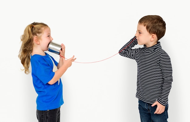 Foto kleine kinder, die schnur-telefon entzückendes nettes verwenden