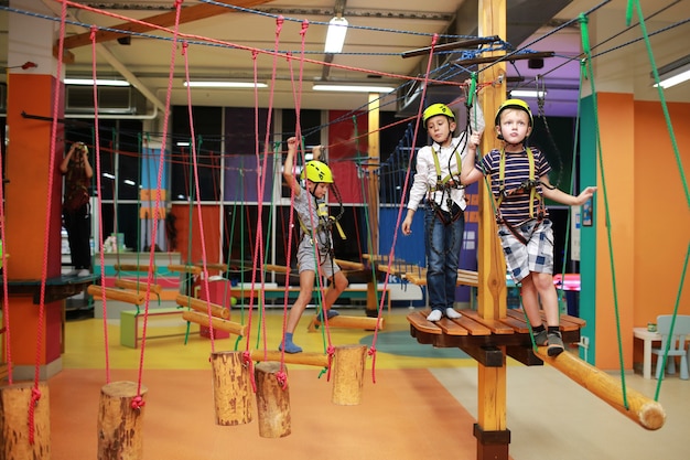 Foto kleine kinder, die spaß auf kindertrampolin haben. unterhaltungszentrum für kinder.