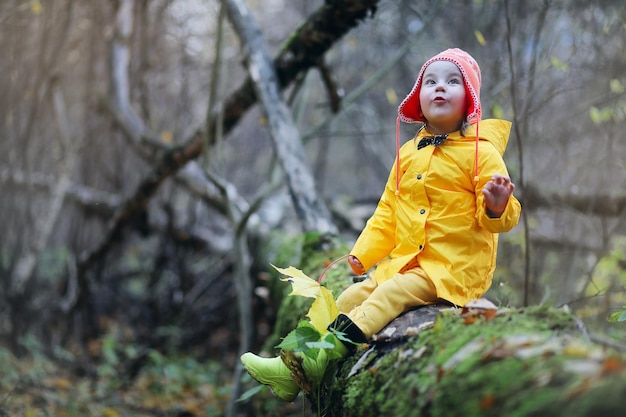 Kleine Kinder gehen im Herbst im Herbstpark spazieren