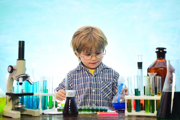 Kleine Kinder im Schulunterricht Schulkind Unterrichtspläne Mittelschule Chemie Schüler Chemiker