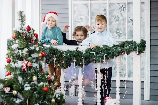 Kleine Kinder In Erwartung von Neujahr und Weihnachten