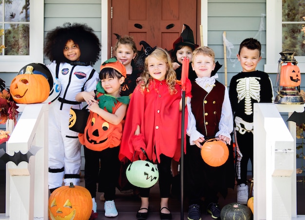 Foto kleine kinder in halloween-kostümen