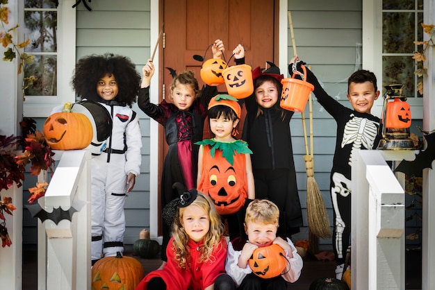 Foto kleine kinder in halloween-kostümen