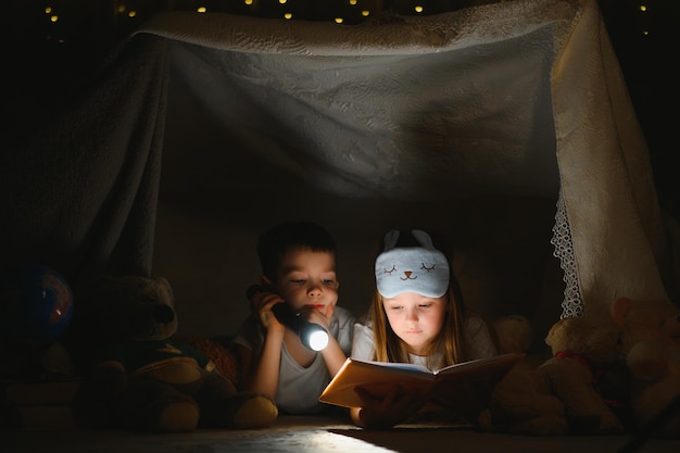 Kleine Kinder lesen zu Hause Gute-Nacht-Geschichten