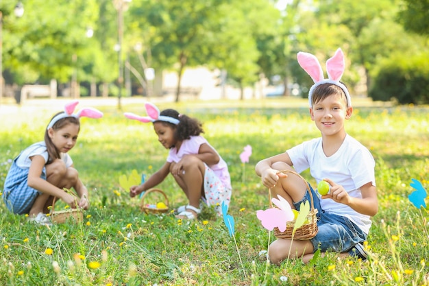 Kleine Kinder sammeln Ostereier im Park