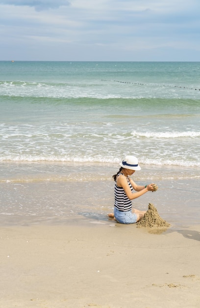 Kleine Kinder spielen mit dem Sand am China Beach in Danang, Vietnam