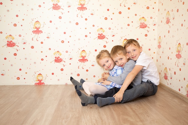 Kleine Kinder spielen zusammen drinnen