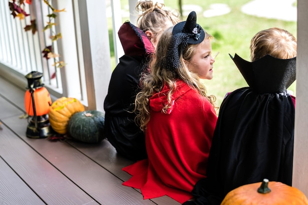 Foto kleine kinder süßes oder saures an halloween