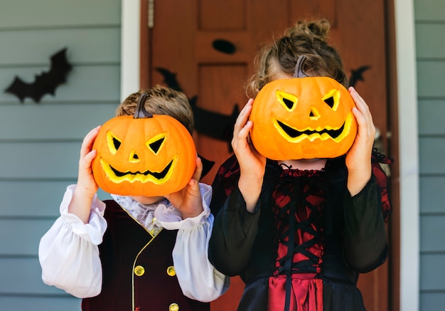 Foto kleine kinder süßes oder saures an halloween