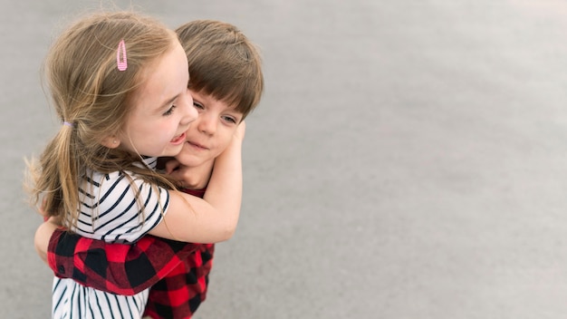 Kleine kinder umarmen sich