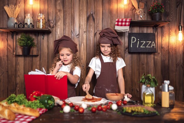 Kleine Köche lesen Rezeptbuch