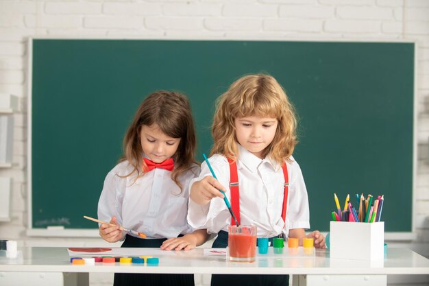 Kleine Künstler, die Kinder malen, die Kunstschulkinder zeichnen, Mädchen und Jungen, die mit Farben und Farben malen