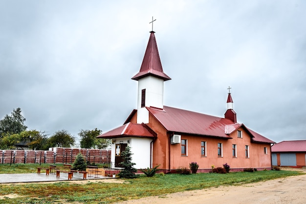 Kleine Landkirche in Belarus.