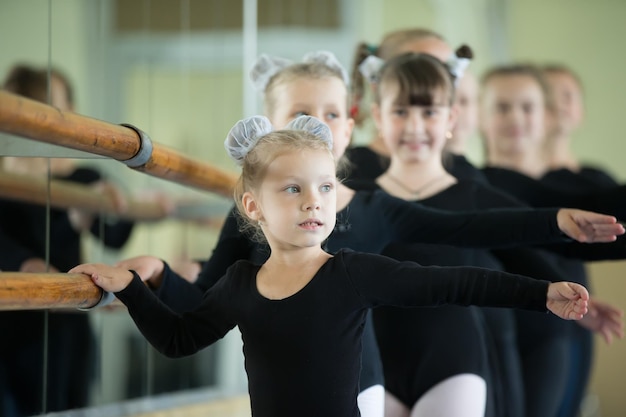 Kleine Mädchen an der Ballettmaschine Unterrichtschoreographie