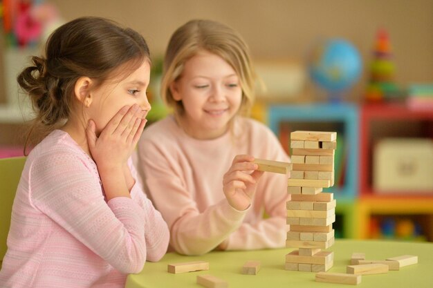 Kleine Mädchen, die mit Blöcken spielen