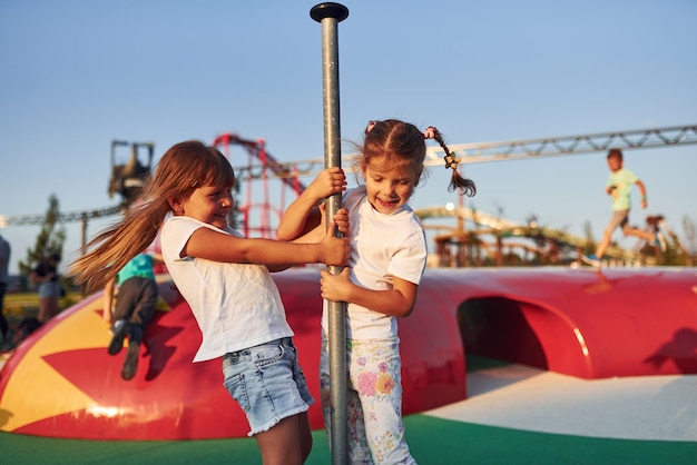 Kleine Mädchen haben tagsüber Spaß im Kindervergnügungspark