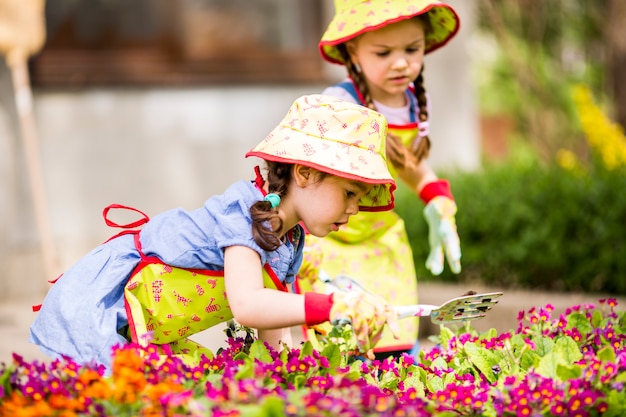 Kleine Mädchen im Garten