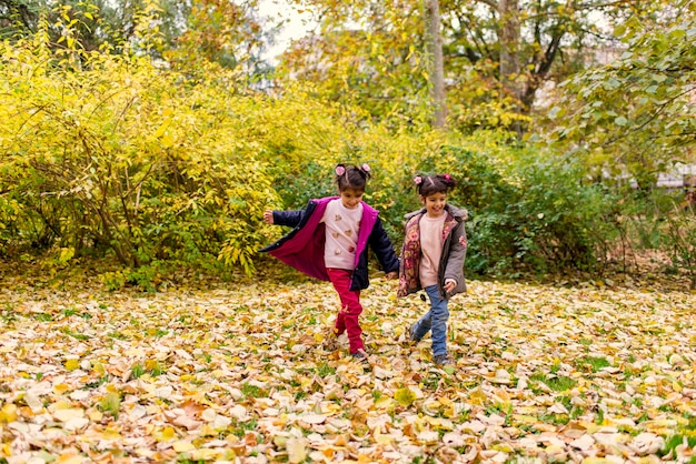 Kleine Mädchen im Herbstpark