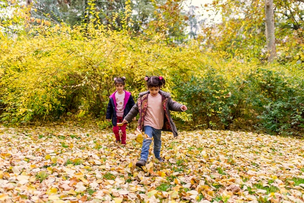 Kleine Mädchen im Herbstpark