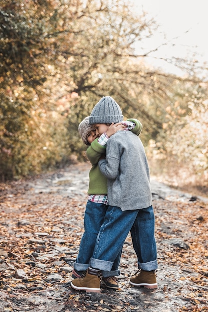 Kleine Mädchen lächeln und genießen das Leben an einem Herbsttag, Freundschaft, Schwestern, Beziehungen, Familie