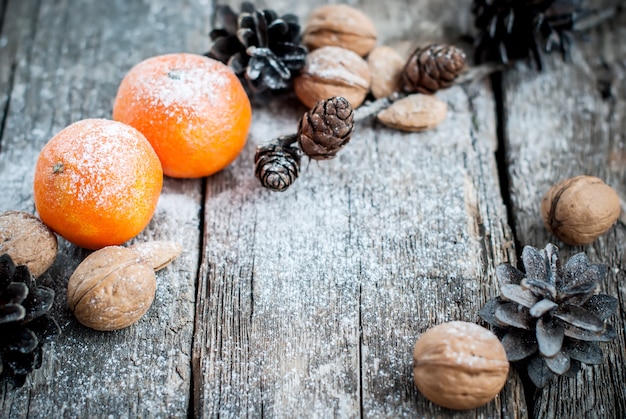 Kleine Mandarine-Kiefernkegel Walnussfeiertagskarte