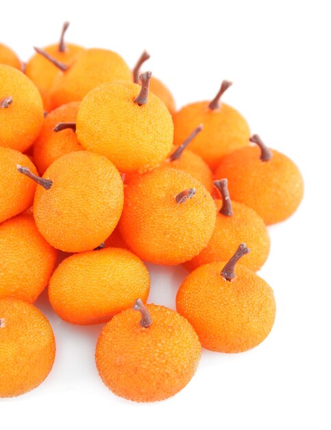 Kleine Mandarinen getrennt auf Weiß