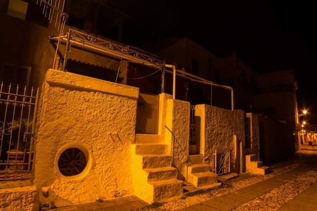 Kleine Mauer in Alghero bei Nacht Italien