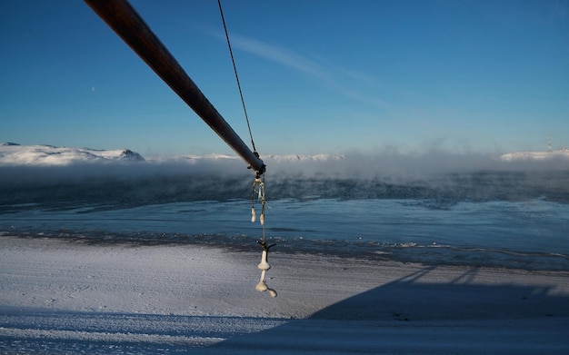 Kleine Meereswellen brechen an einem hellen sonnigen Tag gegen die Steine des Ufers und weißer Schaum der Wellen schmelzen Gletscher als Umweltbelastung durch Luftverschmutzung