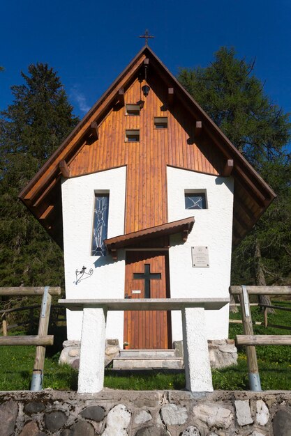 Kleine niedliche kleine Kirche in den Dolomiten