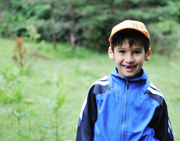 Kleine Pfadfinder im Wald, der Natur entdeckt