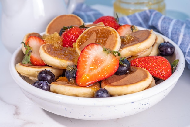 Kleine Pfannkuchen mit Erdbeere