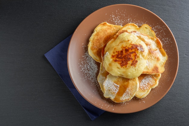 Kleine Pfannkuchen mit Sirup auf einem Teller