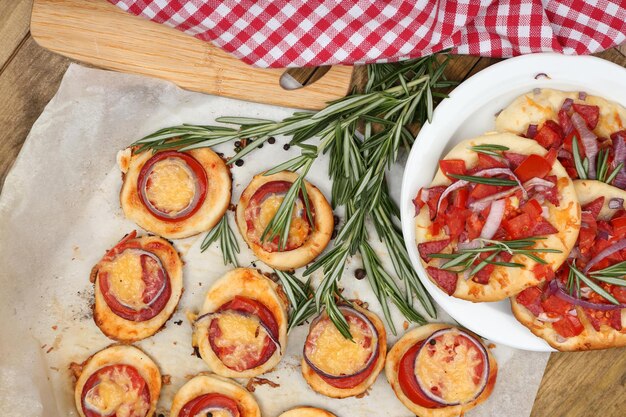 Kleine Pizzen auf Backpapier hautnah