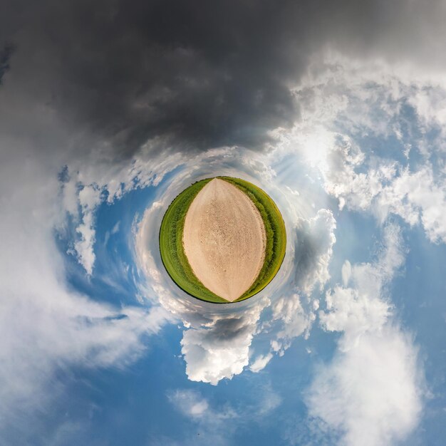 Kleine Planetentransformation des sphärischen Panoramas 360 Grad Sphärische abstrakte Luftaufnahme im Feld an einem schönen Tag mit fantastischen schönen Wolken Krümmung des Weltraums