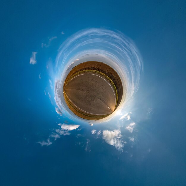 Kleine Planetentransformation des sphärischen Panoramas 360 Grad Sphärische abstrakte Luftaufnahme im Feld mit abendlichen fantastischen schönen Wolken Krümmung des Weltraums