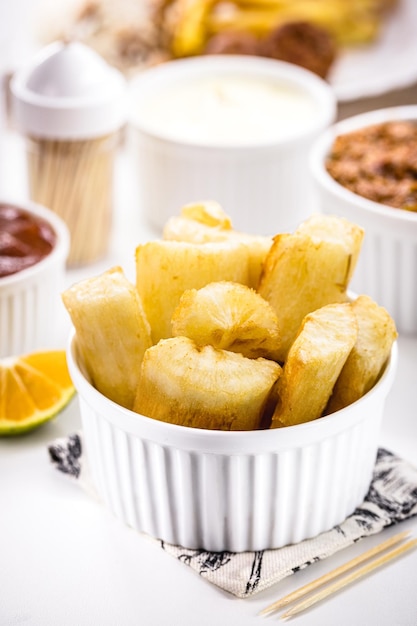 Kleine Portion gebratener Maniok typisch brasilianisches Essen gesundes hausgemachtes Essen