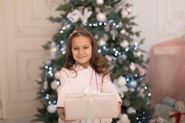 Kleine Prinzessin mit Weihnachtsgeschenk zu Weihnachten.