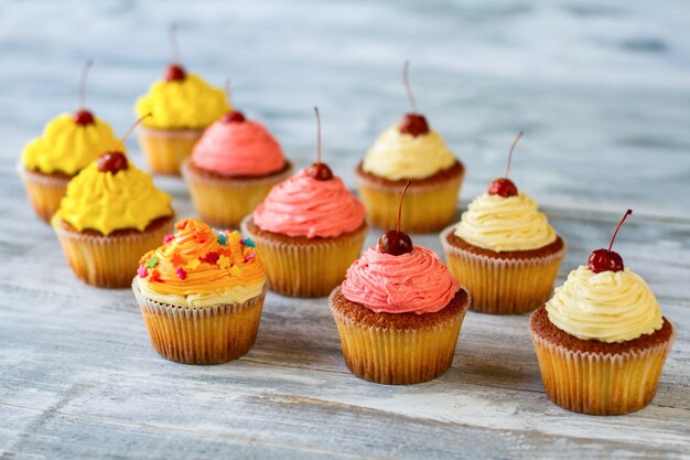 Foto kleine reihen cupcakes desserts mit buntem zuckerguss kleine wunder des kochgeschmacks, die sie mögen