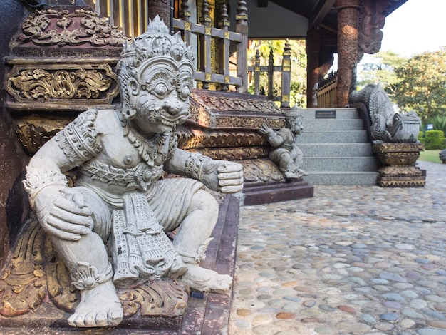 Kleine Riesenskulptur im thailändischen Tempel
