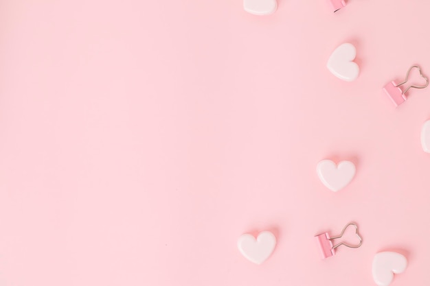 Kleine rosa Herzen auf einem rosa Hintergrund topview flatlay