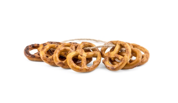 Kleine salzige Brezel auf einem Weiß