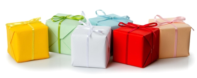 Kleine Schachteln eingewickelt in einfarbiges Geschenkpapier mit passendem Band