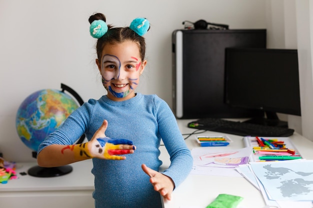 Kleine Schauspielerin, kleines Mädchen, das Theater am Laptop online studiert