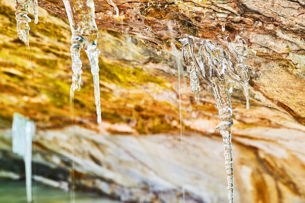 Kleine schmelzende Eiskugeln auf der Gesteinsoberfläche