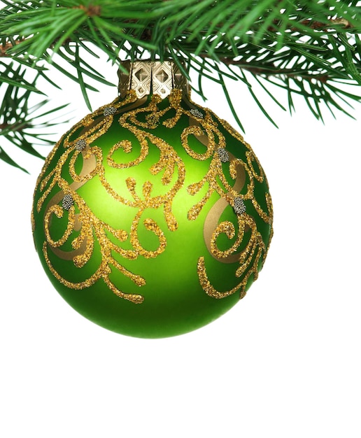 Kleine Schmuckstücke auf grünem Weihnachtsbaum auf weißem Hintergrund