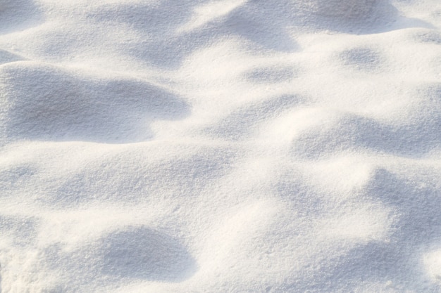 Kleine Schneestöße. Schneetextur an einem klaren, sonnigen Tag. Natürlicher Hintergrund.