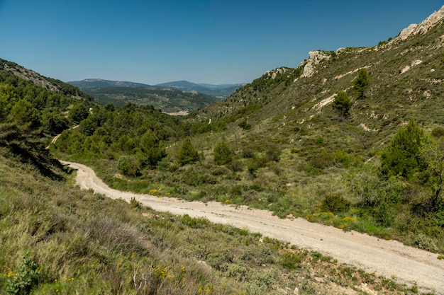 Kleine Schotterstraße über eine Bergkette an der Costa Blanca, Alicante, Spanien