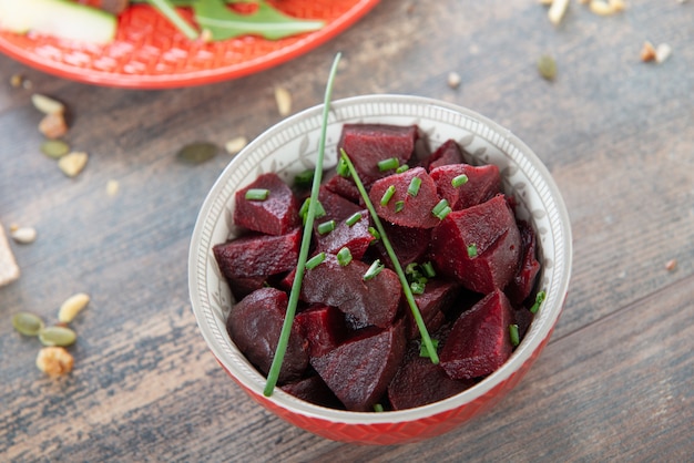 Kleine Schüssel köstlicher Rote-Bete-Wurzeln Salat