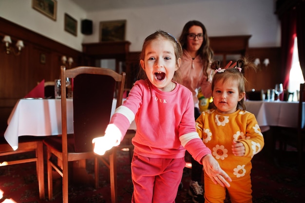 Kleine Schwestern haben Spaß im Restaurant